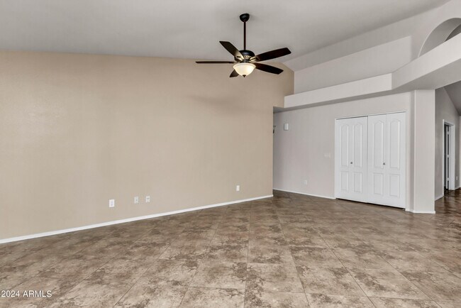 Building Photo - 1113 E Betsy Ln