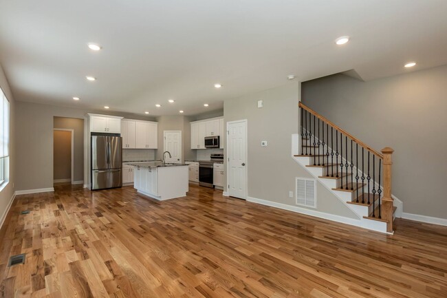 Building Photo - LIKE NEW THREE BEDROOM HOME!