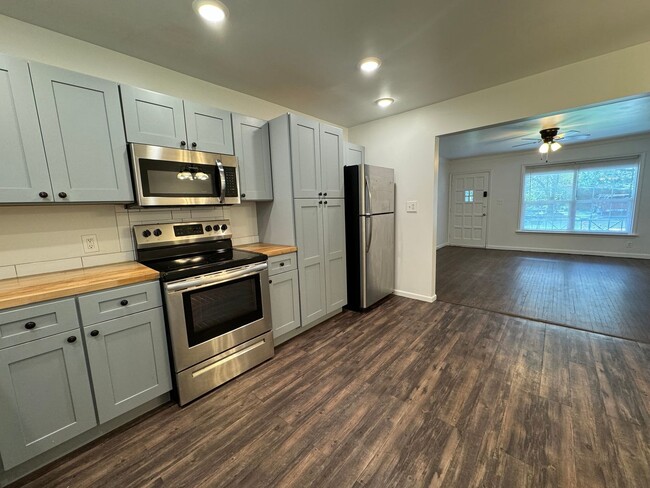 Building Photo - Adorable 2 bedroom 1 bath!