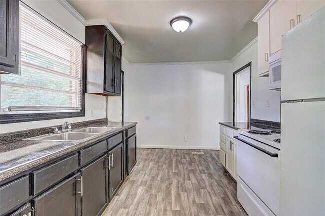 Building Photo - 2006 Pine Hill Dr