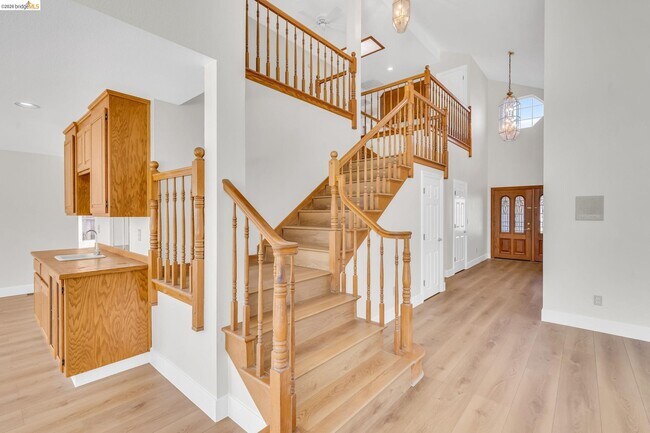 Building Photo - 5650 Edgeview Dr