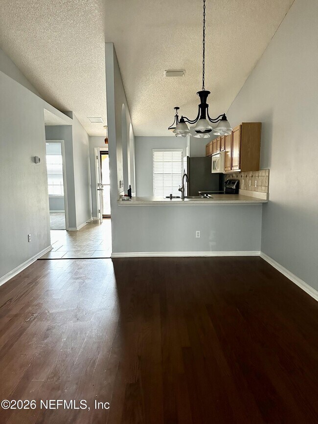 Building Photo - 341 Redwood Ln