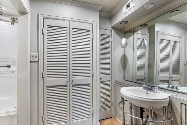 Building Photo - 2744 Briarhurst Dr