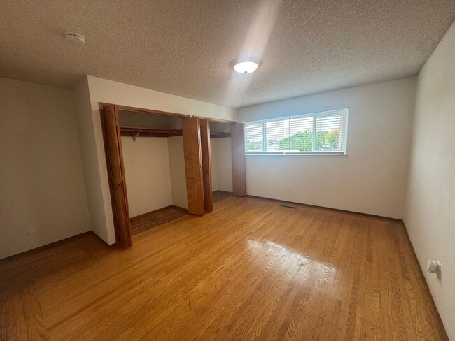 Building Photo - Spacious 4Bed/3Bath House Home in El Cerrito!