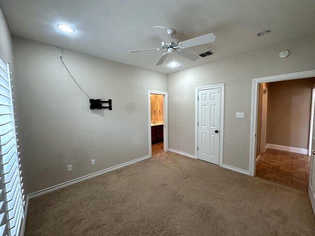 Building Photo - 401 Springwood Ct