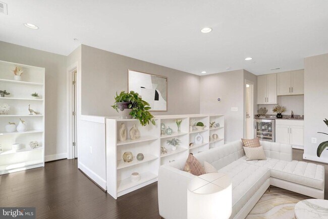 Building Photo - 2004 Potomac Ave