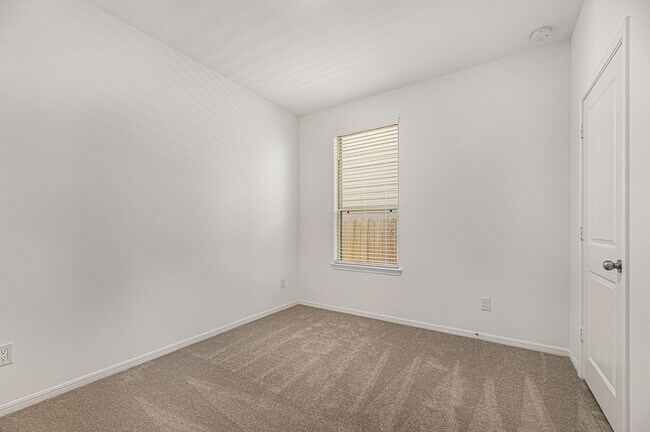 Building Photo - Like New 4 bedroom, 2 1/2 bath, 1 story in...