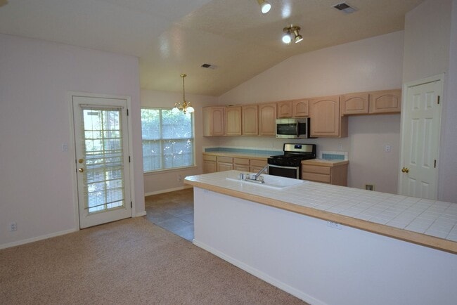 Building Photo - 3 Bedroom, 2 bath, 2 living areas, La Cueva area