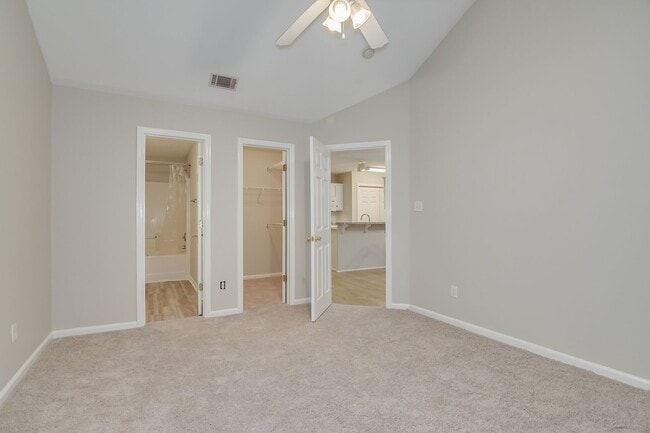 Building Photo - 3 Bedroom 2 Bath Townhouse With Garage