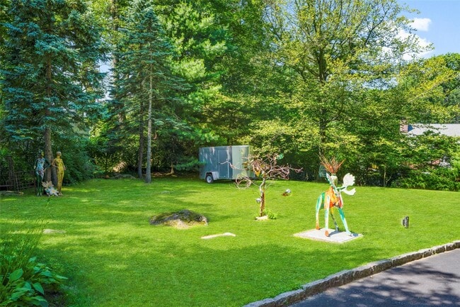 Building Photo - 400 Beechmont Dr