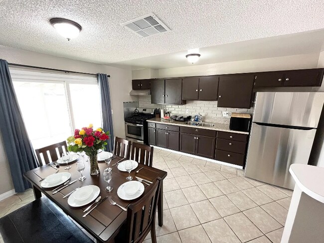 Building Photo - 429 Longtree Ave