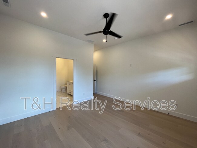 Building Photo - 930 Woodlawn Ave