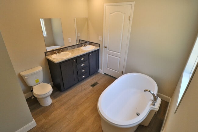 Building Photo - Open Floor Plan with Private Lake Access t...