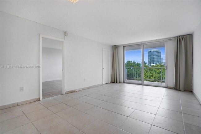 Building Photo - 6900 Bay Dr