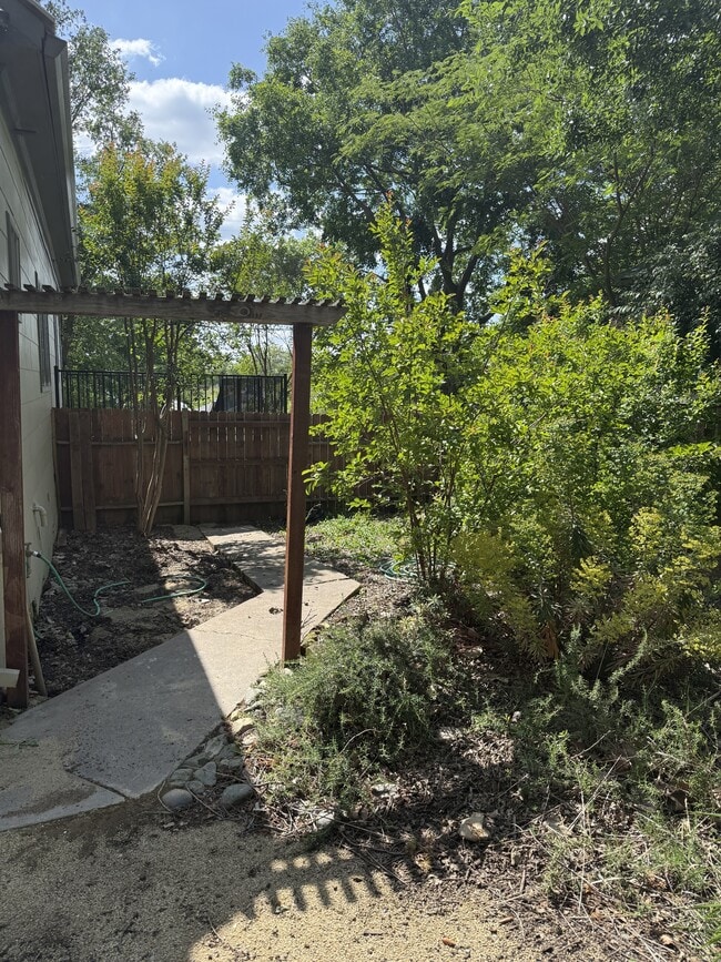 Building Photo - 116 S Arroyo Seco St