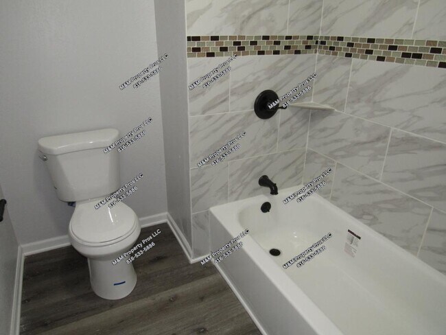 Building Photo - 1918 NE Knollbrook St