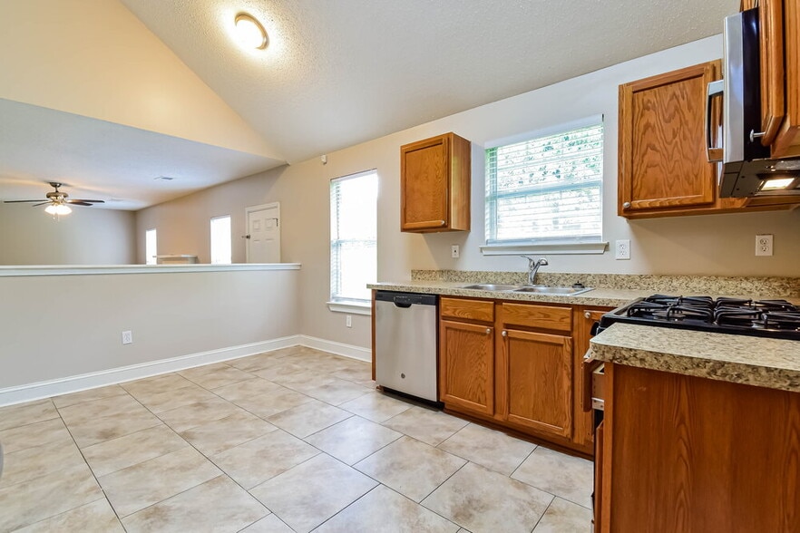 Building Photo - 10635 Misty Meadows Dr