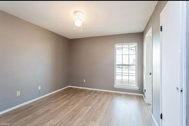 Building Photo - 4900 E Stassney Ln