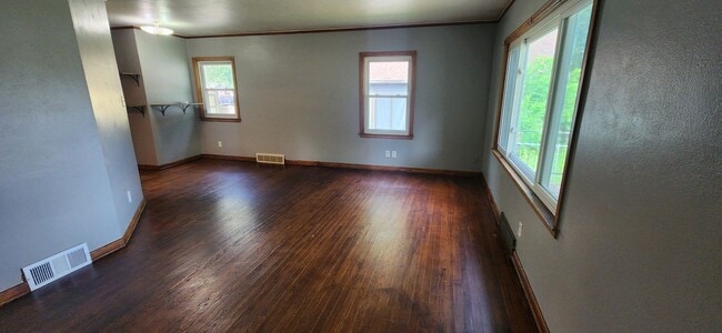 Building Photo - 2405 Maple St