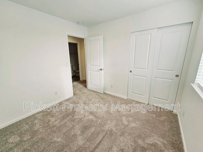 Building Photo - 946 NW Highgarden Dr