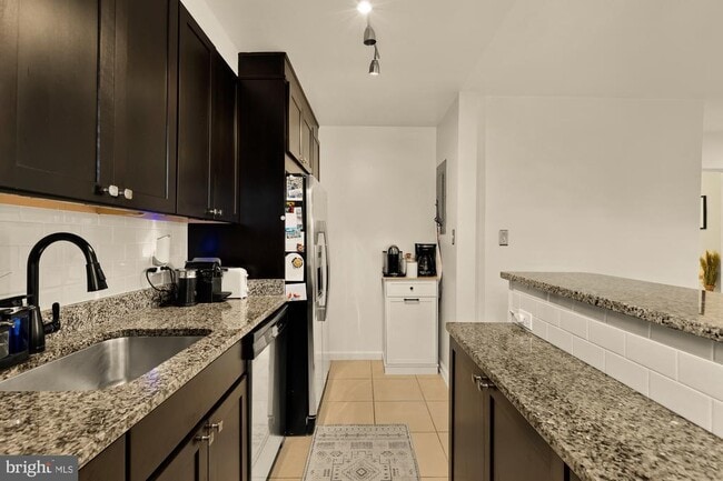 Building Photo - 2208 Colston Dr