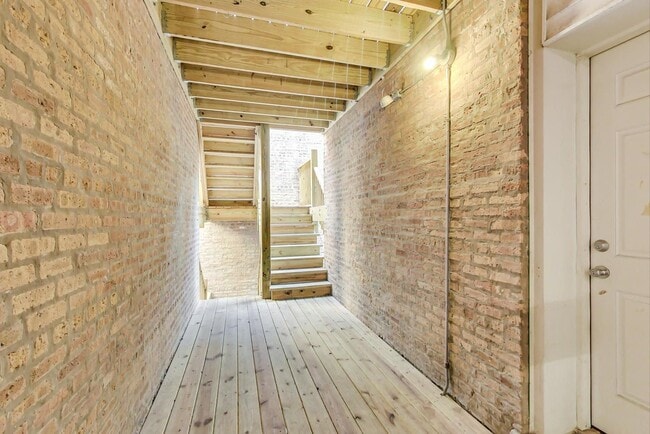 Building Photo - Gorgeous 2 Bed, Plus Sunroom/Office, 1 Bat...