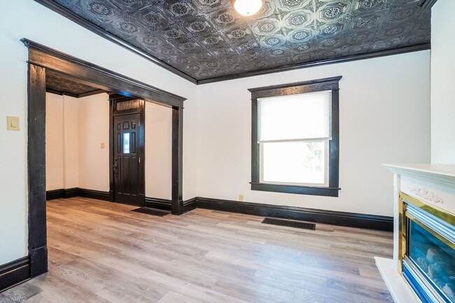 Building Photo - Newly Renovated 4 Bedroom in Central Columbus
