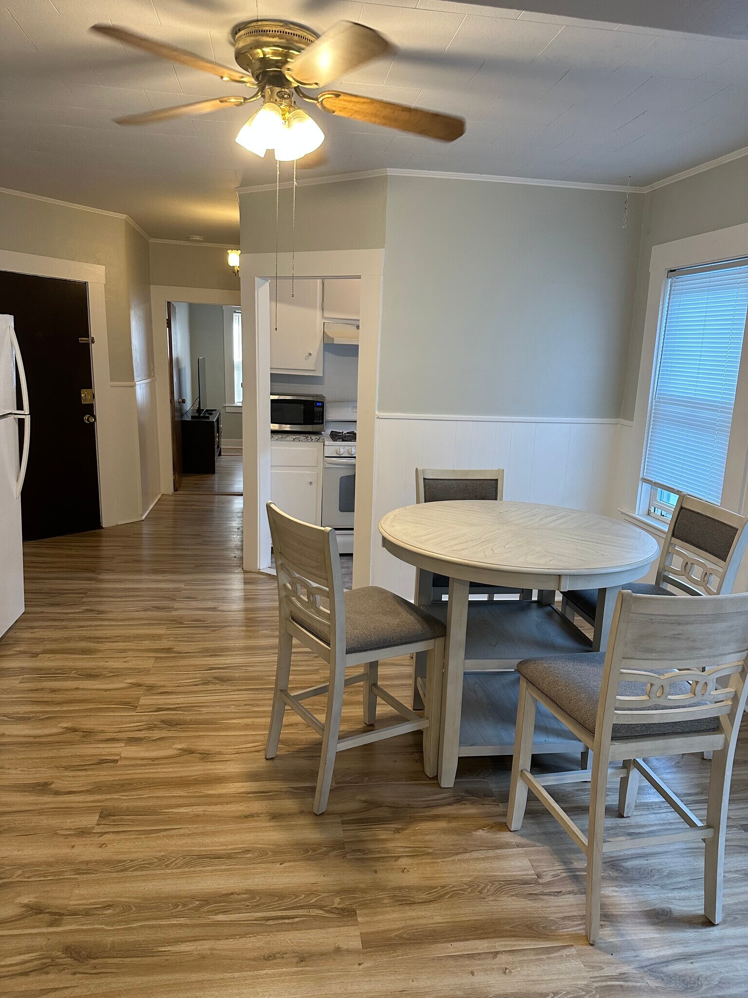 Building Photo - 392 Shaw St