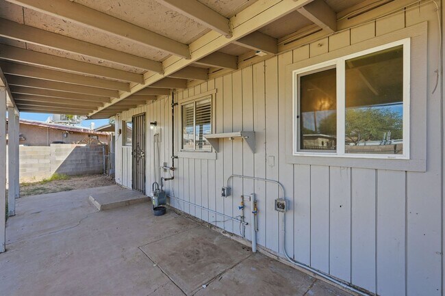 Building Photo - Beautifully Remodeled Home in a Central Tucson Location!