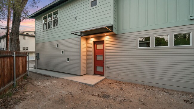 Building Photo - 122 Caliente St