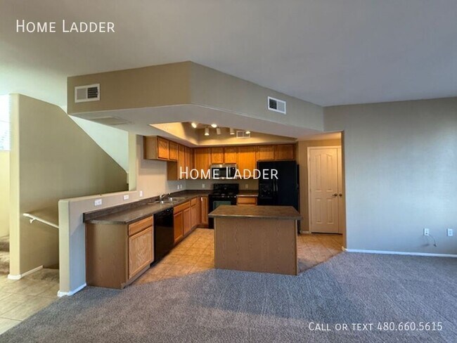 Building Photo - 2402 E 5th St