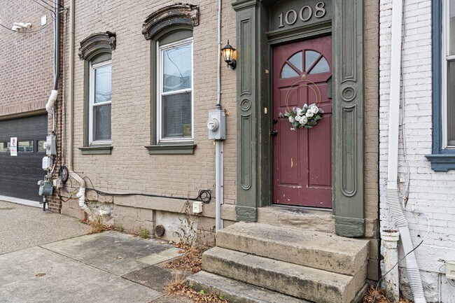 Building Photo - 5 bed, 2.5 Bath, Southside Flats