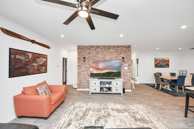 Building Photo - 403 Blanco Ln