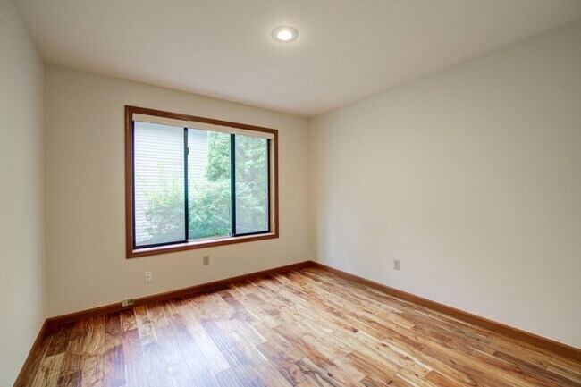 Building Photo - 5bd/3.5ba Bellevue Home