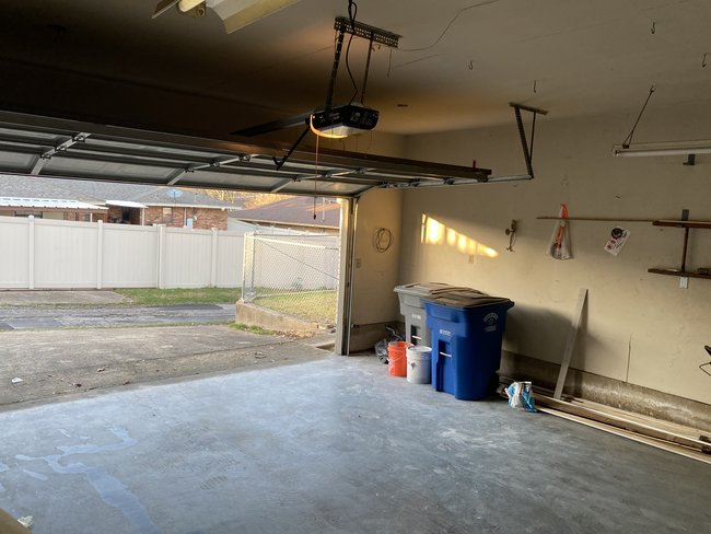 Garage/Parking (for 2 vehicles) - 1537 Meadow Valley Ln