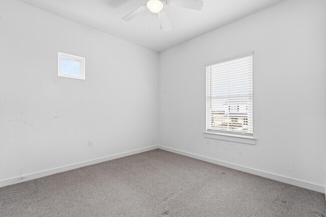 Building Photo - 10928 Norwich Ave