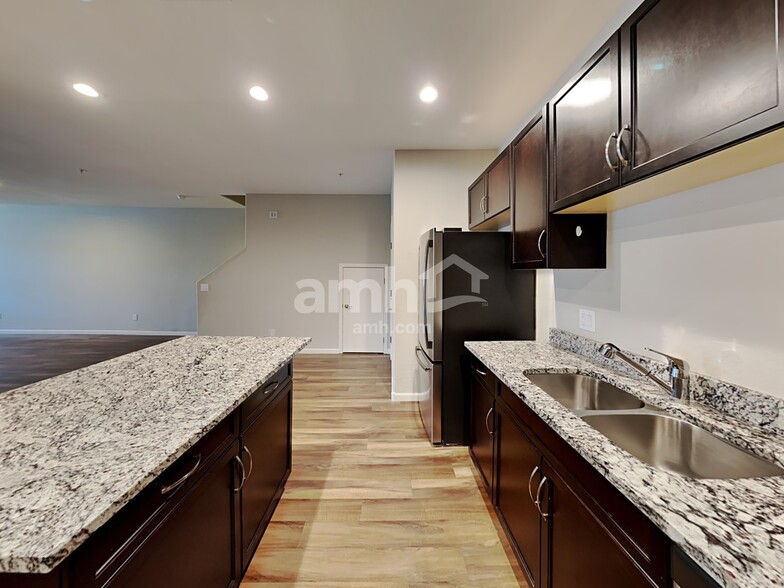 Building Photo - 20755 W Maiden Ln
