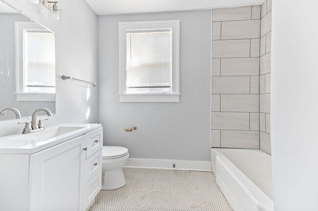 Building Photo - Charming All-Brick Home in Prime Charlesto...