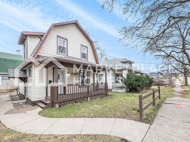 Building Photo - 1105 May St