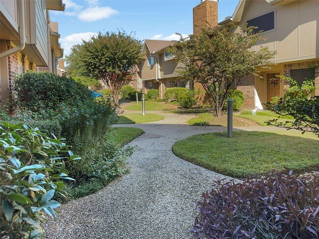 Building Photo - 2517 Bering Dr