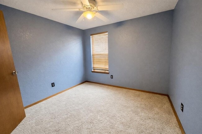 Building Photo - 2138 Lonnie Ln