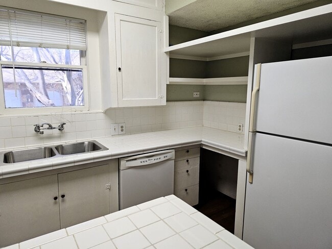 Building Photo - Adorable Duplex Unit Near the Arts District!