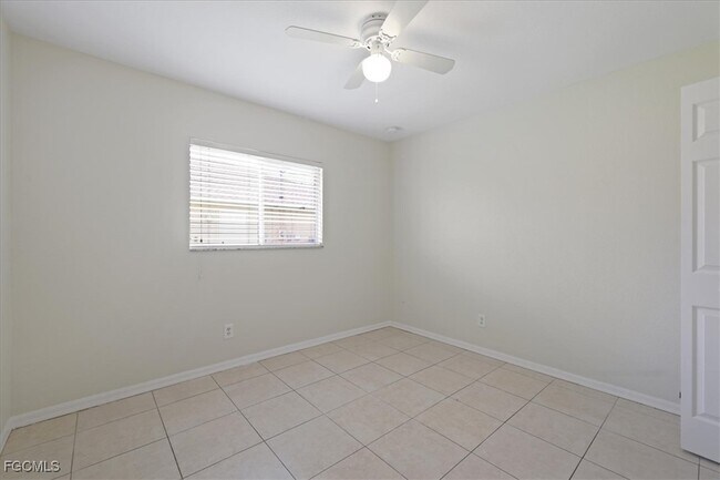 Building Photo - 1529 SW 15th Pl