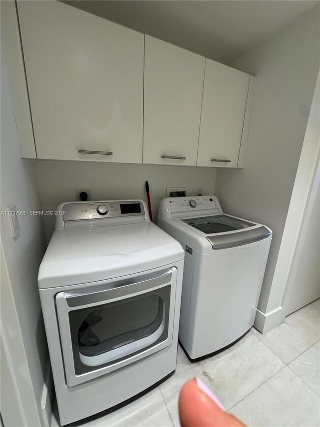 Building Photo - 17121 Collins Ave