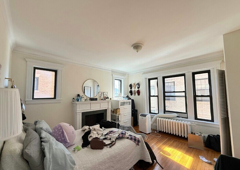 Building Photo - 452 Park Dr