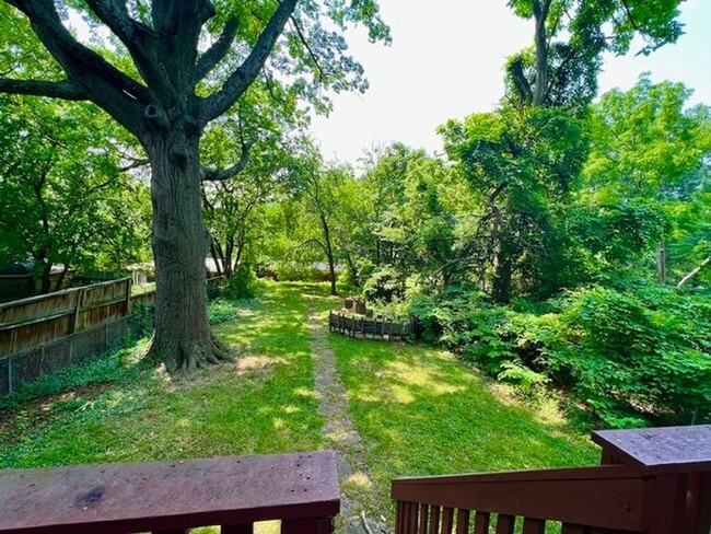 Building Photo - Charming 3 Bed unit on Tree-Lined Bishop S...