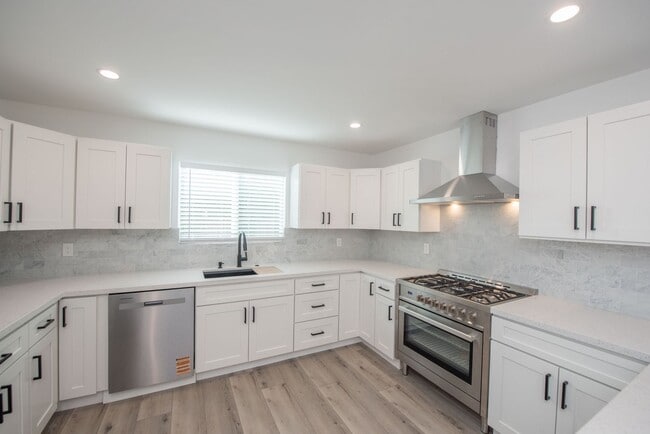 Building Photo - Dover Shores