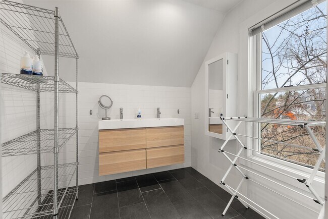 Building Photo - Winter Rental:  Helena House - Utilities Included & Dog-friendly!