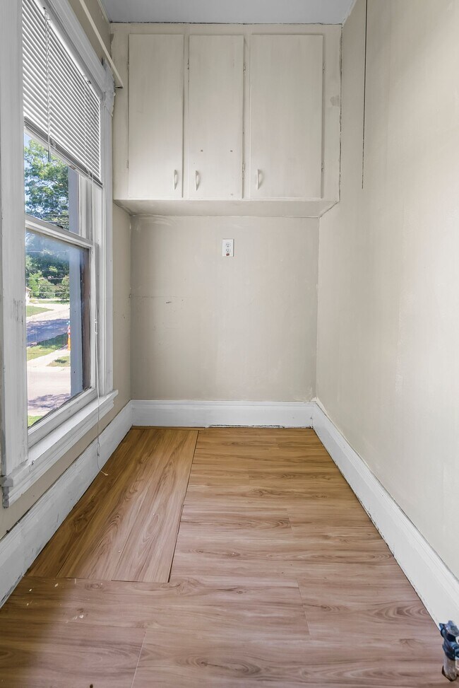 Building Photo - 1804 1/2  College St (Upper Level)