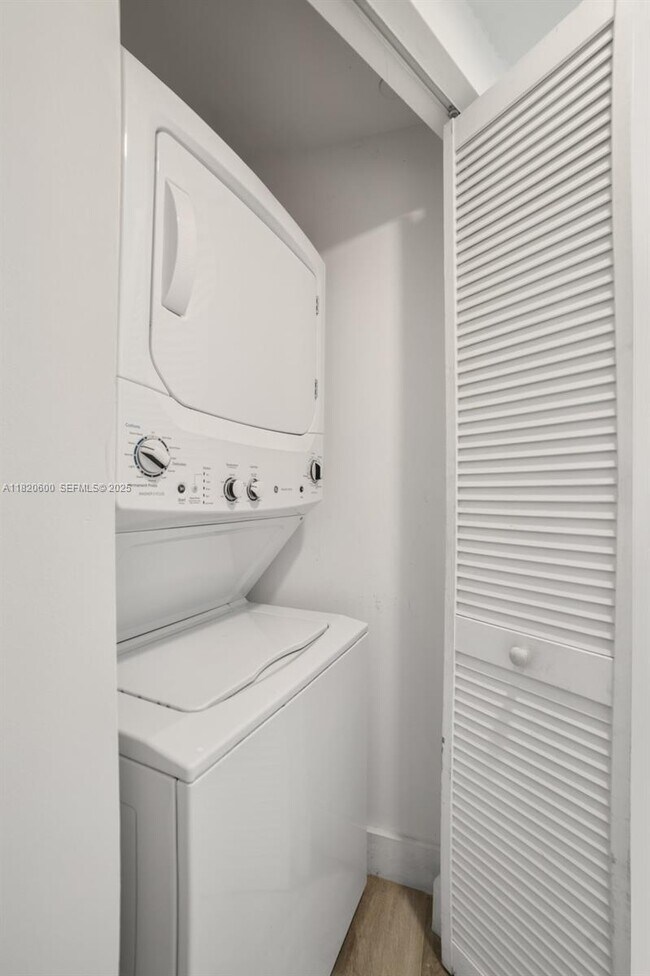 Building Photo - 121 NE 34th St